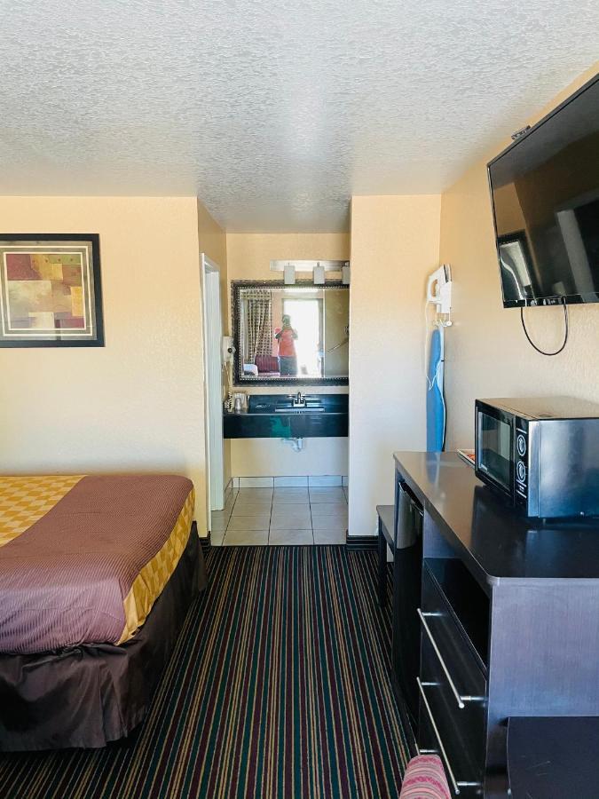 Sona Inn Dilley Exterior photo