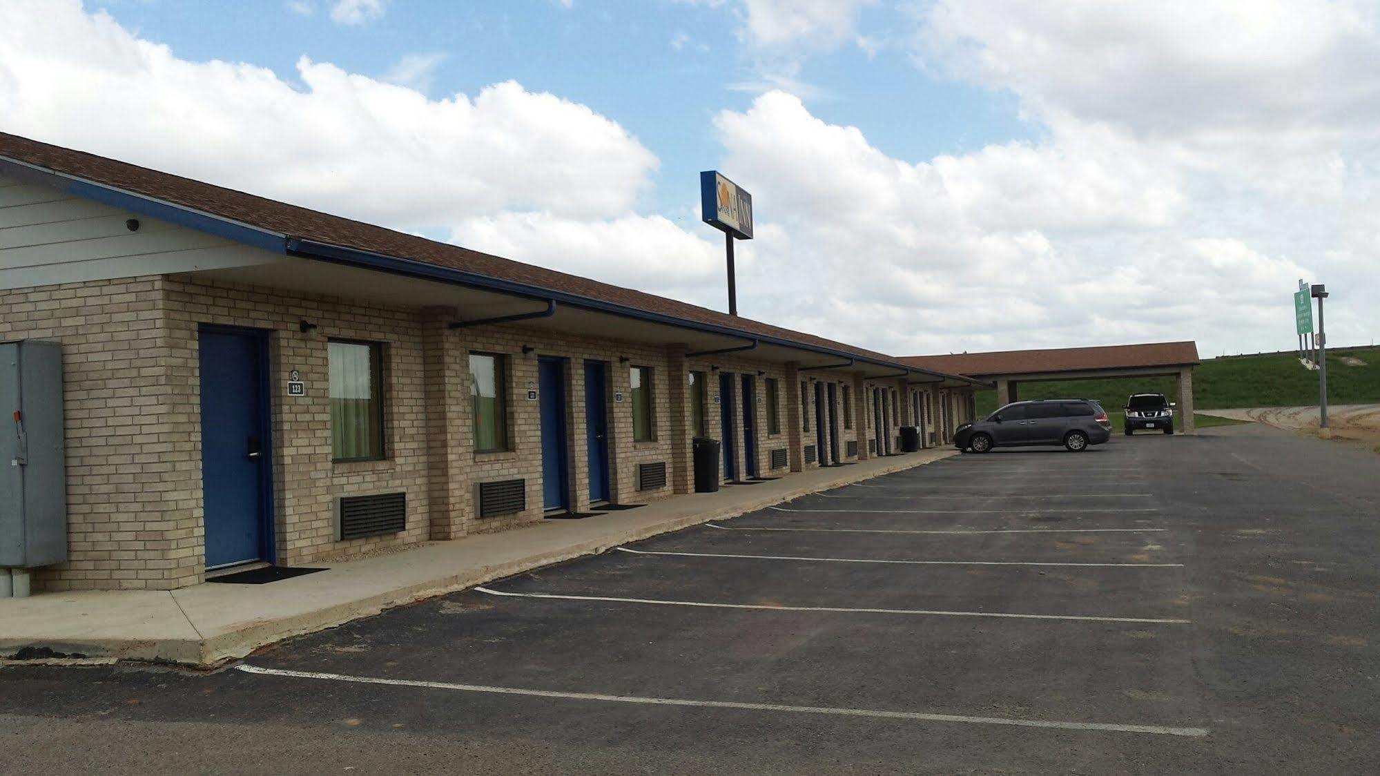 Sona Inn Dilley Exterior photo